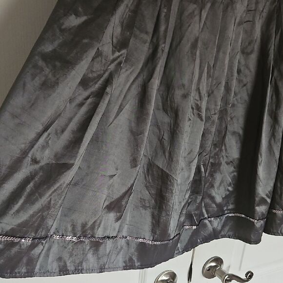 Chic Gray A-Line Skirt with Full Silhouette - Picture 5 of 16